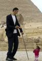 Самый высокий в мире мужчина и самая маленькая женщина приняли участие в совместной фотосессии возле Египетских пирамид. (Видео) 5