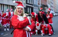 Тысячи разнополых «Санта - Клаусов» вышли на улицы Вуллонгонга, Лондона и Нью - Йорка + зомби вечеринка в Австралии (Видео) 100