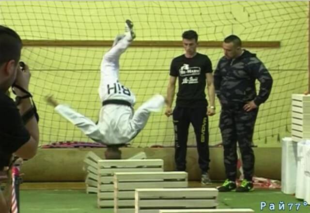 16-летний боснийский таэквондист установил рекорд Гиннесса, разбив головой 111 бетонных блоков (Видео)