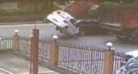 «Зрелищное» ДТП по вине водителя грузовика, зацепившего ковшом люк автомобиля, произошло в Китае. (Видео)