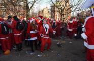 Тысячи разнополых «Санта - Клаусов» вышли на улицы Вуллонгонга, Лондона и Нью - Йорка + зомби вечеринка в Австралии (Видео) 81