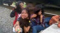 Коллективное селфи школьниц, на фоне проезжающего поезда закончилось трагедией в Индонезии. (Видео) 3