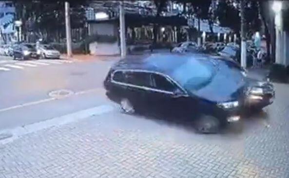 Автовладелец жестоко поплатился за попытку проучить коллегу на китайской автодороге (Видео)