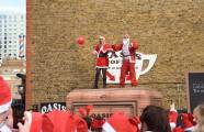 Тысячи разнополых «Санта - Клаусов» вышли на улицы Вуллонгонга, Лондона и Нью - Йорка + зомби вечеринка в Австралии (Видео) 128