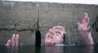 Гавайский художник создал гигантскую роспись на стене залива в Канаде в виде исчезающей с приливом женщины. (Видео) 2
