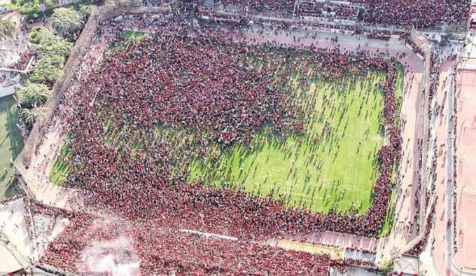 Египетский футбольный клуб отменил тренировку из за огромного количества болельщиков, пришедших на стадион. (Видео)