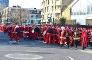 Тысячи разнополых «Санта - Клаусов» вышли на улицы Вуллонгонга, Лондона и Нью - Йорка + зомби вечеринка в Австралии (Видео) 57