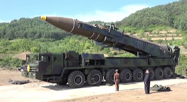 Курящий возле баллистической ракеты Ким Чен Ын, не остался незамеченным журналистами британских СМИ. (Видео)