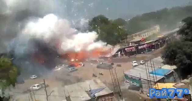 Более 200 магазинов и частных лавок были охвачены огнём на территории рынка в городе Аурангабаде, Центральная Индия.