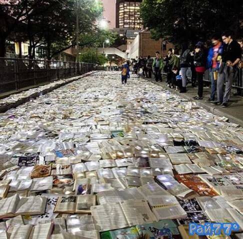 Испанские художники при помощи 50 волонтёров использовали дорожное покрытие центральной улицы Хегерман, в Торонто, в качестве книжного стола и выложили 10000 книг, подсвеченных фонарями в рамках просветительской инсталляции «Literature vs Traffic» (Литература против движения).